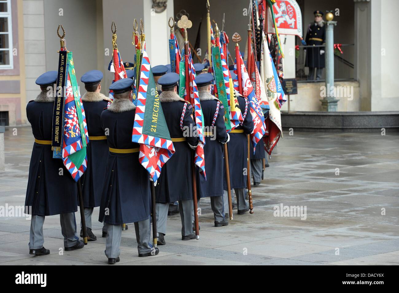 Guardsman marzo prima il servizio funebre per l'ex Presidente della Repubblica ceca Vaclav Havel alla Cattedrale di San Vito a Praga Repubblica Ceca, 23 dicembre 2011. Havel morì il 18 dicembre 2011 di 75 anni. Foto: DAVID EBENER Foto Stock
