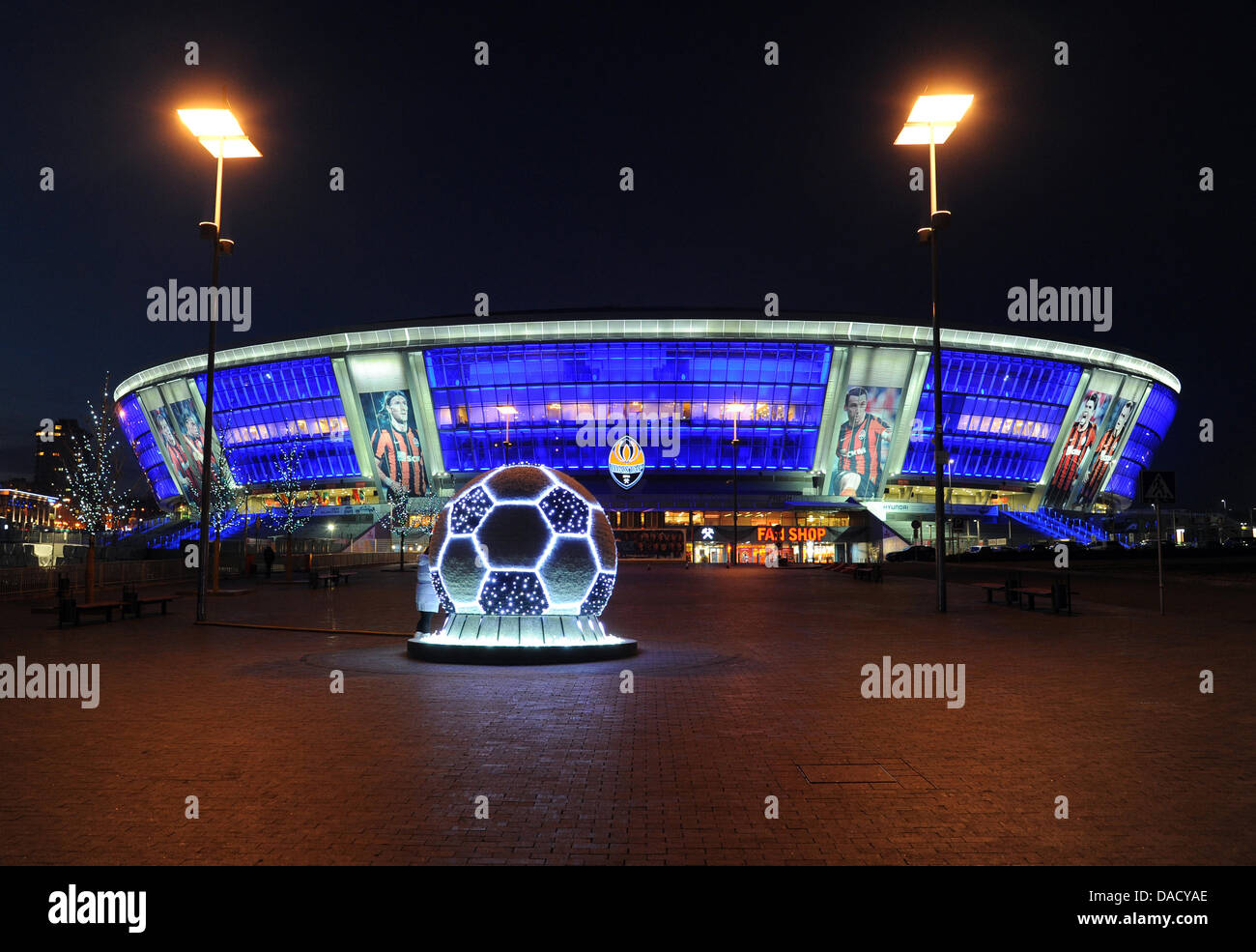 La Donbas Arena è illuminato in Donezk, Ucraina, 13 dicembre 2011. Lo stadio è il campo di gioco del calcio club Schachtar Donezk e ospiterà la UEFA Campionati Europei di Calcio nel 2012. Foto: Jens Kalaene Foto Stock