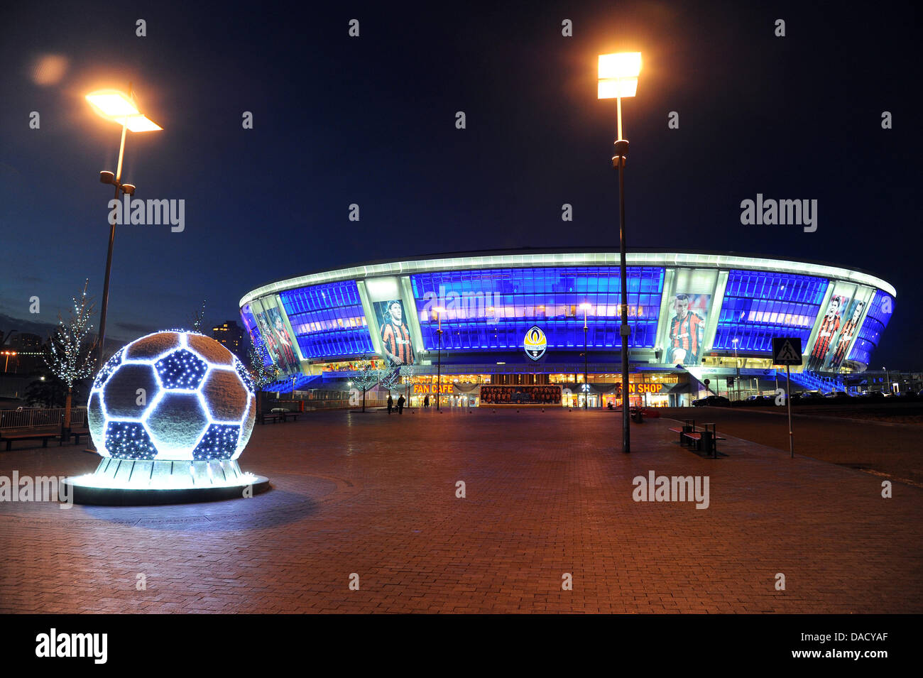 La Donbas Arena è illuminato in Donezk, Ucraina, 13 dicembre 2011. Lo stadio è il campo di gioco del calcio club Schachtar Donezk e ospiterà la UEFA Campionati Europei di Calcio nel 2012. Foto: Jens Kalaene Foto Stock