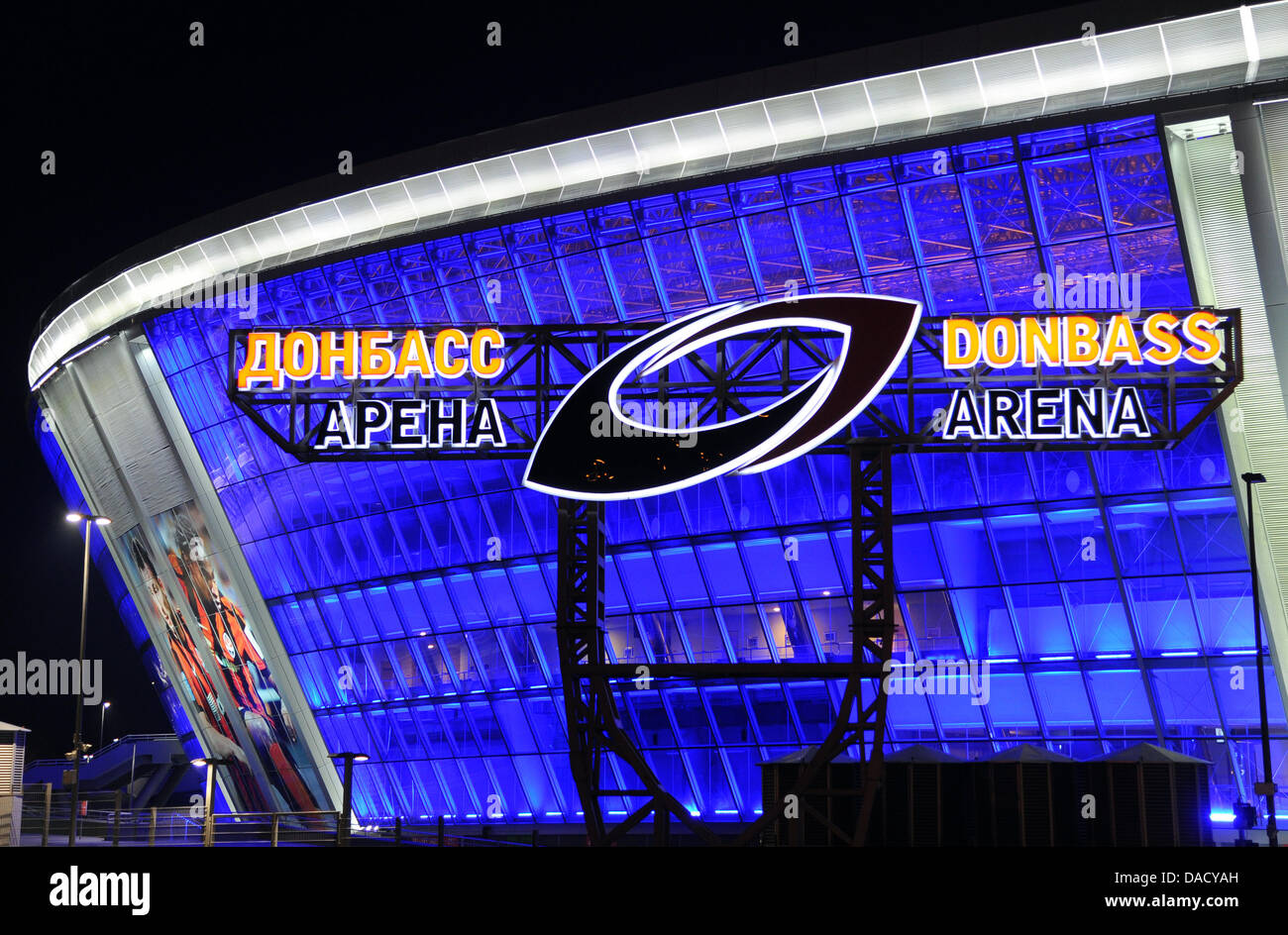 La Donbas Arena è illuminato in Donezk, Ucraina, 13 dicembre 2011. Lo stadio è il campo di gioco del calcio club Schachtar Donezk e ospiterà la UEFA Campionati Europei di Calcio nel 2012. Foto: Jens Kalaene Foto Stock
