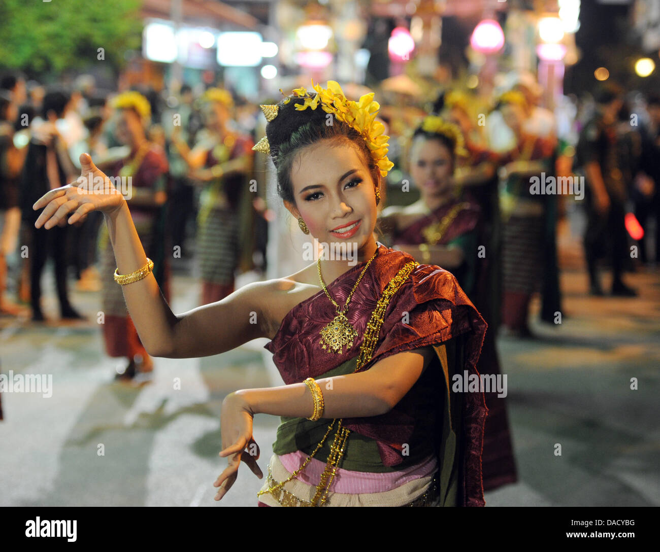 Le donne vestite di stravaganti Tailandesi tradizionali costumi di danza presso la sfilata di un corteo durante la festa delle luci Loy Krathong a Chiang Mai, Thailandia, 10 novembre 2011. Il festival è celebrato in tutto il paese durante la luna piena del dodicesimo mese dell'anno e proviene da una tradizione indù. Foto: Jens Kalaene Foto Stock