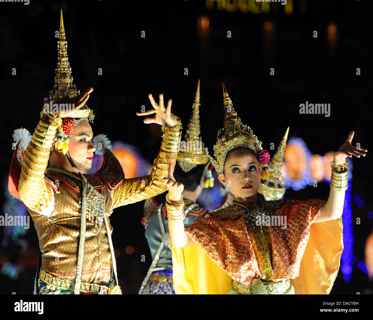 Le donne vestite di stravaganti Tailandesi tradizionali costumi di danza presso la sfilata di un corteo durante la festa delle luci Loy Krathong a Chiang Mai, Thailandia, 10 novembre 2011. Il festival è celebrato in tutto il paese durante la luna piena del dodicesimo mese dell'anno e proviene da una tradizione indù. Foto: Jens Kalaene Foto Stock