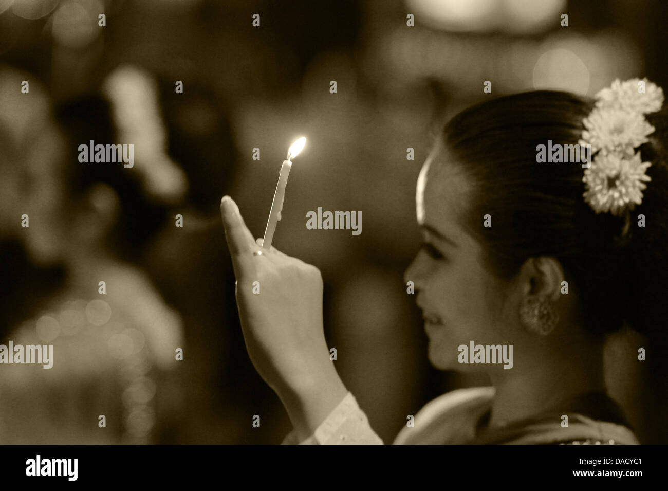 Le donne vestite di stravaganti Tailandesi tradizionali costumi di danza presso la sfilata di un corteo durante la festa delle luci Loy Krathong a Chiang Mai, Thailandia, 10 novembre 2011. Il festival è celebrato in tutto il paese durante la luna piena del dodicesimo mese dell'anno e proviene da una tradizione indù. Foto: Jens Kalaene Foto Stock
