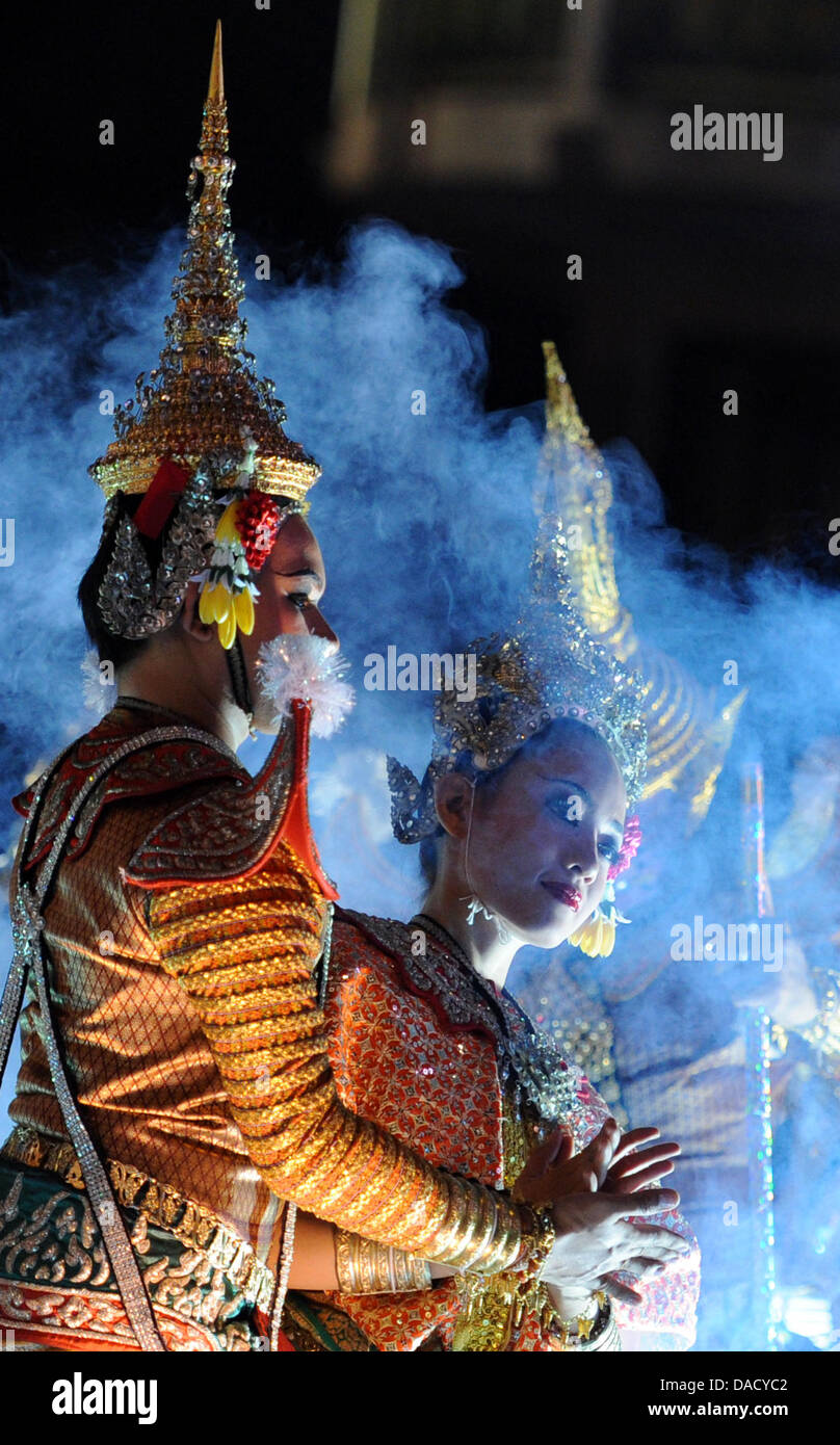 Le donne vestite di stravaganti Tailandesi tradizionali costumi di danza presso la sfilata di un corteo durante la festa delle luci Loy Krathong a Chiang Mai, Thailandia, 10 novembre 2011. Il festival è celebrato in tutto il paese durante la luna piena del dodicesimo mese dell'anno e proviene da una tradizione indù. Foto: Jens Kalaene Foto Stock
