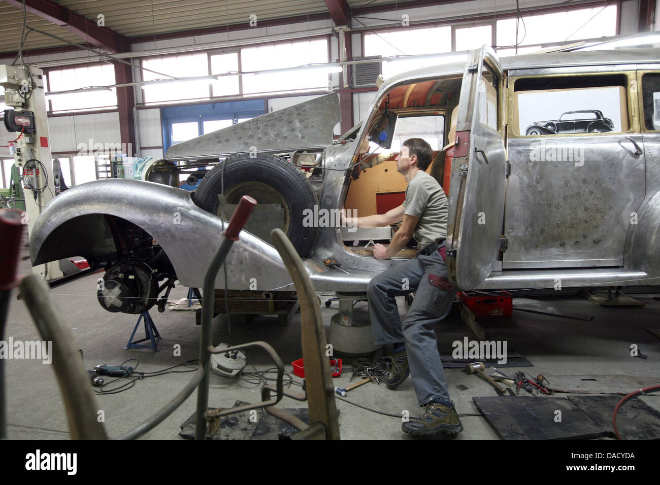 Officine Meccaniche Pietro Spillner lavora sul corpo vettura di una Mercedes-Benz 770 dal 1941 nel suo laboratorio di Glienick, Germania, 23 novembre 2011. La società è specializzata nel ripristino historcial veicoli. Foto: Nestor Bachmann Foto Stock