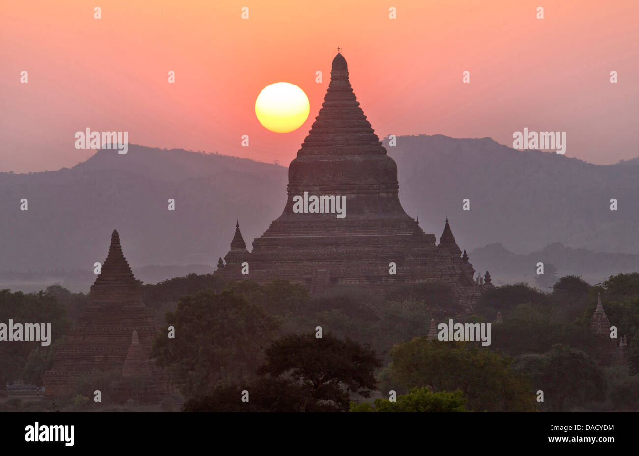 Vista sopra i templi di Bagan al tramonto dalla Shwesandaw Paya, Bagan, Myanmar (Birmania), Sud-est asiatico Foto Stock