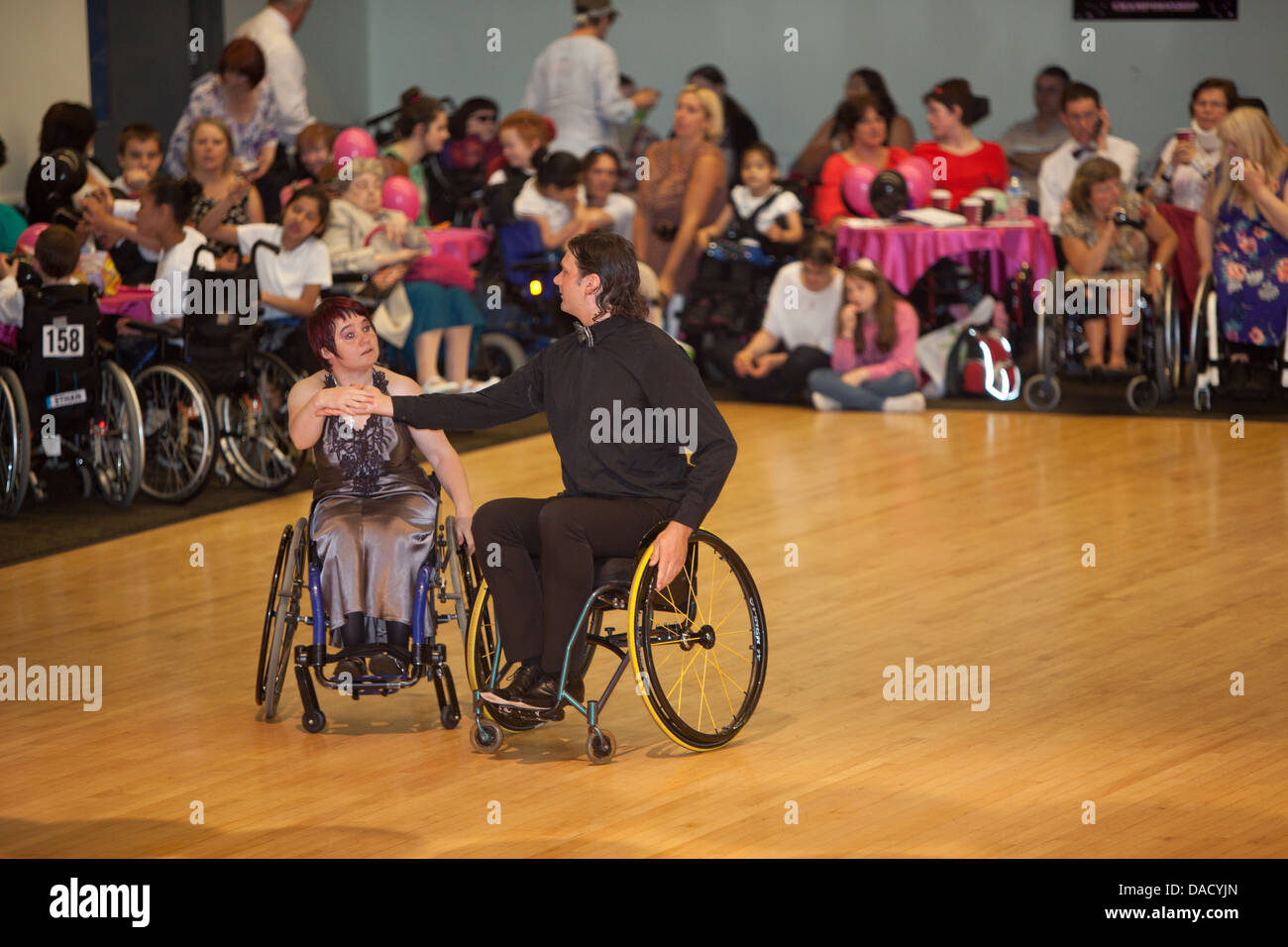 A concorrenti del Grand Prix International Dancesport sedia a rotelle la concorrenza 2013, Forum Wythenshawe, Manchester Foto Stock