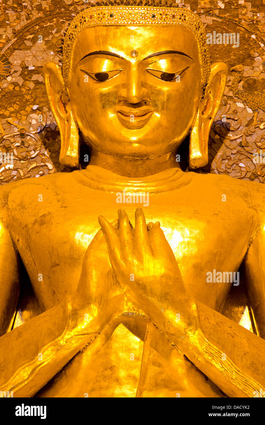 Golden immagine del Buddha in piedi 33ft tall all'interno di Ananda Paya, Bagan, Myanmar (Birmania), Sud-est asiatico Foto Stock