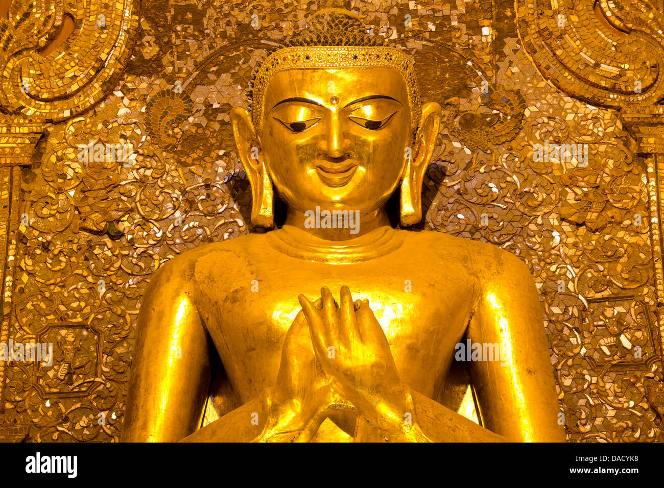 Golden immagine del Buddha in piedi 33ft tall all'interno di Ananda Paya, Bagan, Myanmar (Birmania), Sud-est asiatico Foto Stock