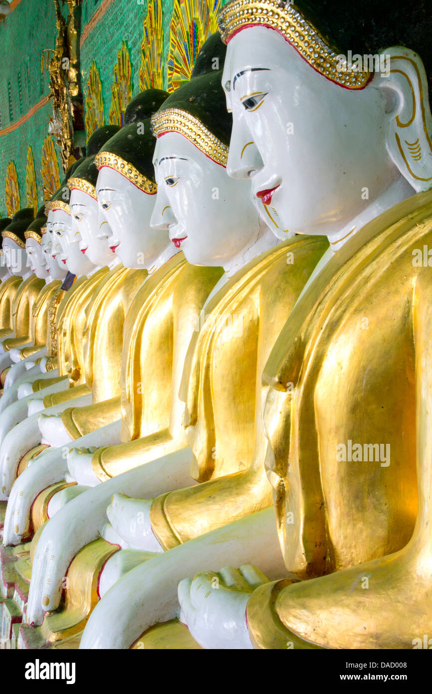 Alcuni dei 45 immagini di Buddha trovati in un a forma di mezzaluna colonnato a Umin Thounzeh su Sagaing Hill, vicino a Mandalay, Myanmar Foto Stock