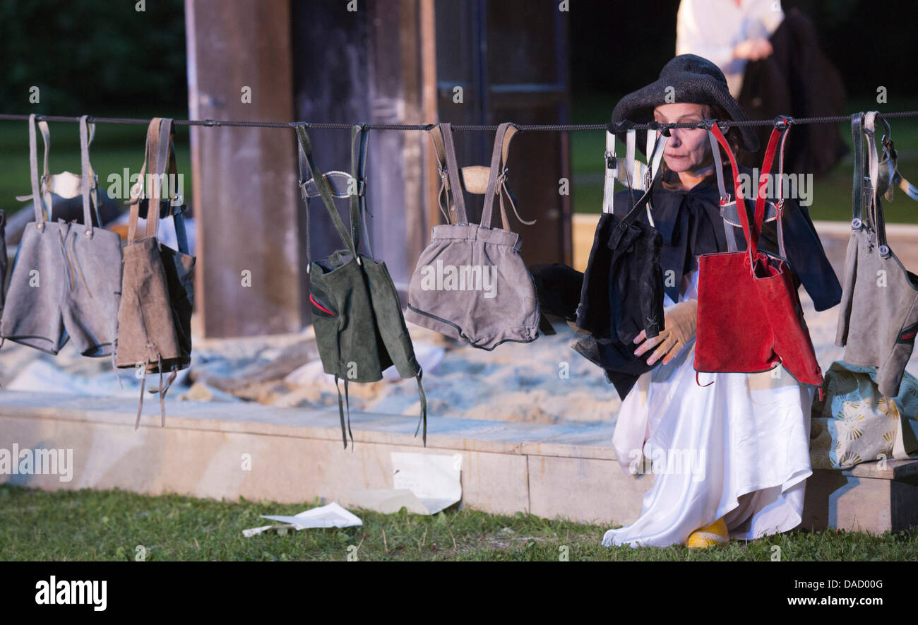 Mülheim-Ruhr, Germania. 10 Luglio, 2013. "Wer hat meine Schuhe vergraben?' con l'ensemble di Roberto Ciulli's Theater an der Ruhr durante la Weiße Nächte 2013 stagione, una serie di free open-air esibizioni presso Raffelbergpark a Mülheim an der Ruhr, Germania. Foto: bas/Alamy Live News Foto Stock