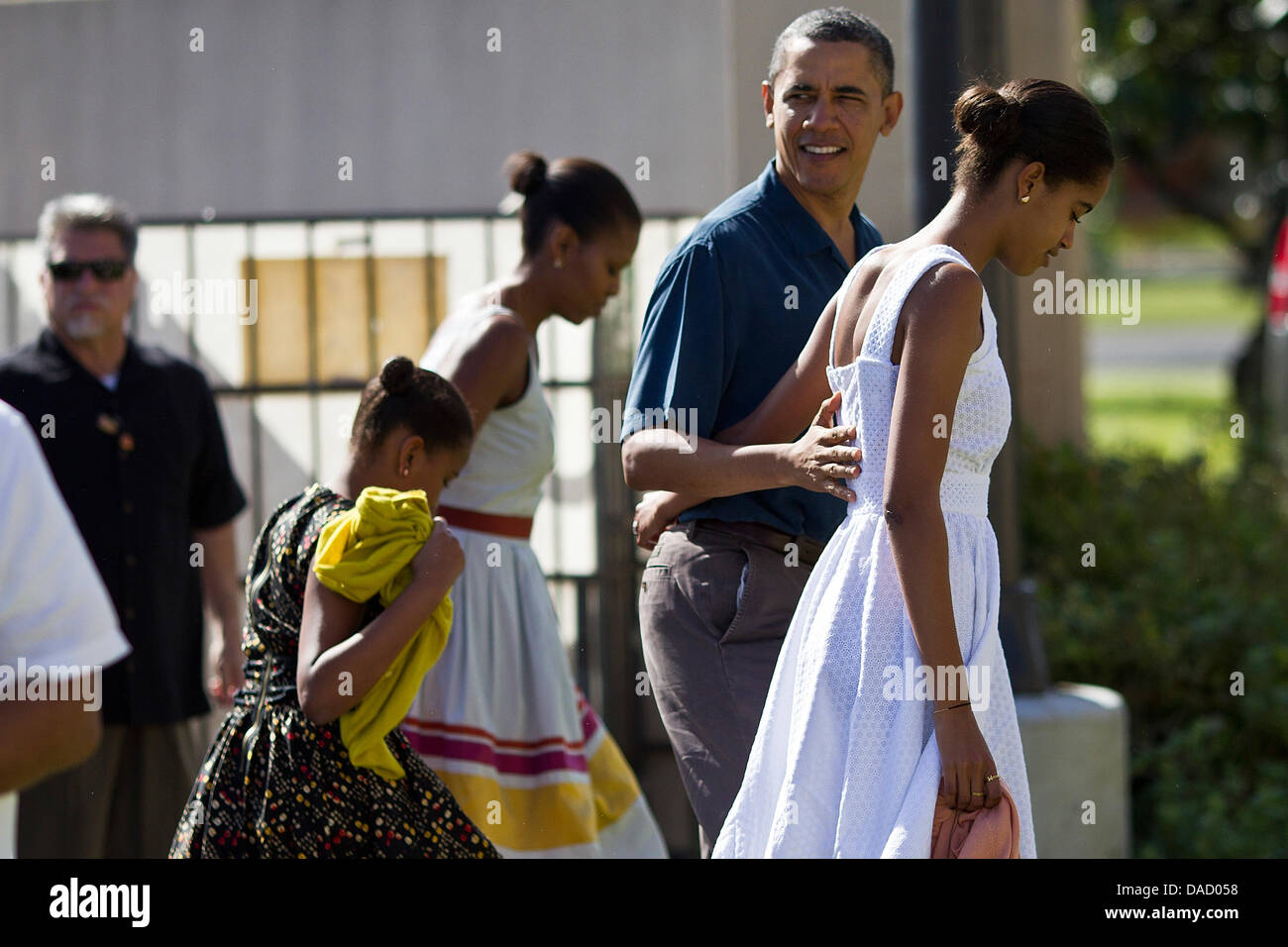 Il Presidente degli Stati Uniti Barack Obama e la First Lady Michelle Obama e le figlie Malia e Sasha Obama immettere il Marine Corps base Hawaii Cappella per assistere i servizi di Natale in Kaneohe, Hawaii, domenica 25 dicembre, 2011. Obama sta trascorrendo le vacanze di Natale nella sua nativa Hawaii con la sua famiglia. Credito: Kent Nishimura / Pool via CNP Foto Stock