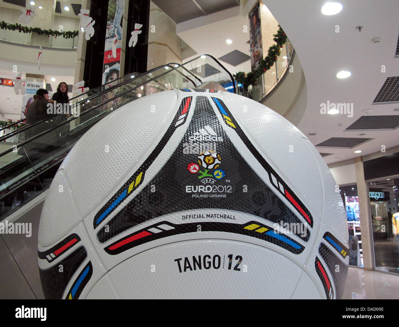 Un gigante campagne di calcio per il Campionato Europeo di Calcio 2012 a un department store in Donetsk, Ucraina, 12 dicembre 2011. Foto: Jens Kalaene Foto Stock