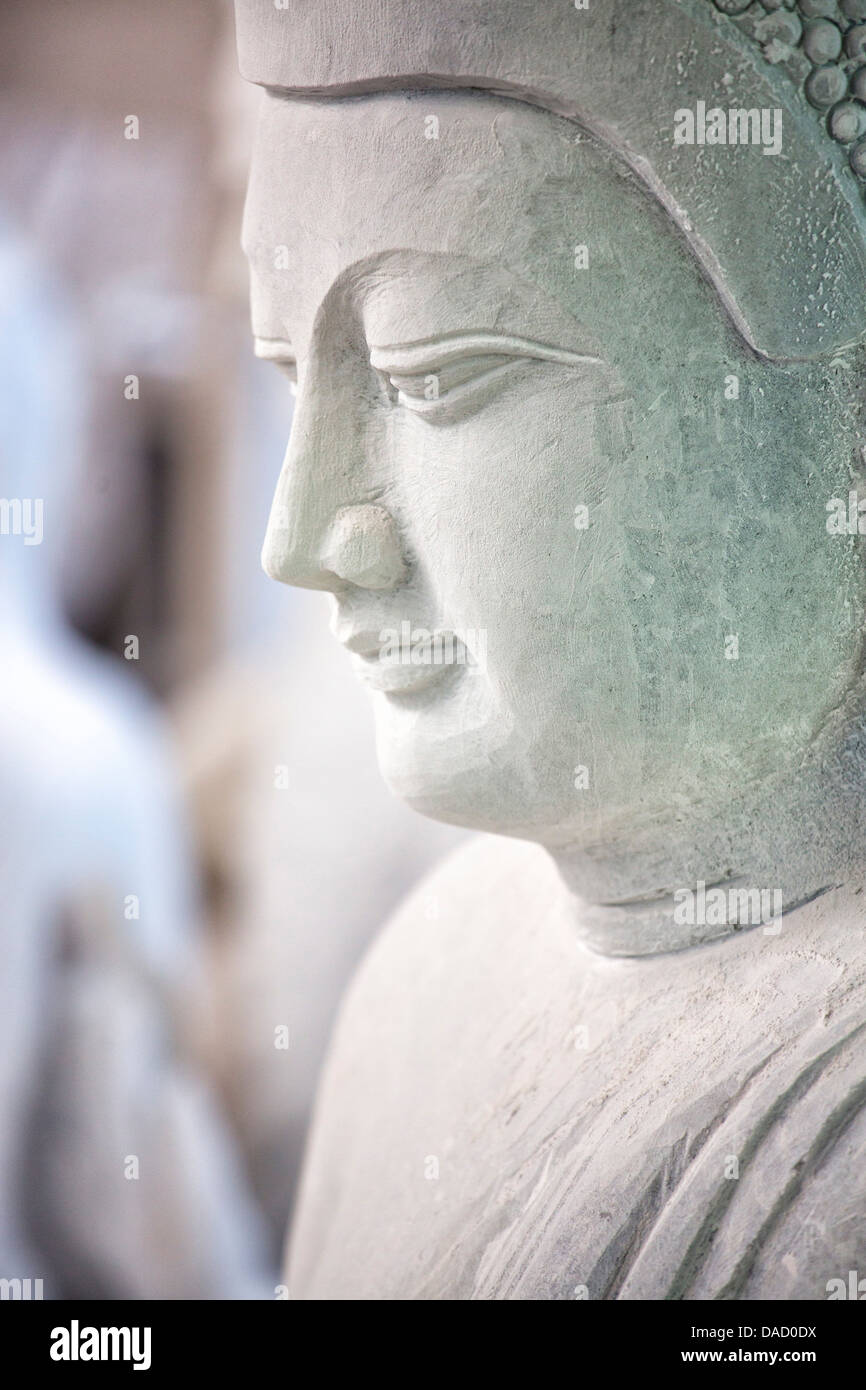 Marmo immagini di Buddha in attesa di essere finiti in un intagliatore di pietre in Amarapura, vicino a Mandalay, Myanmar (Birmania), Sud-est asiatico Foto Stock