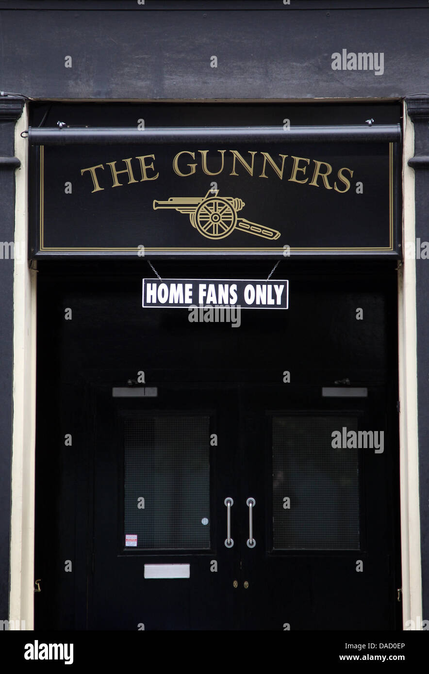 La barra della ventola di sostenitori del British club di calcio FC Arsenal 'Gunners Pub' è raffigurato in London, Gran Bretagna, 22 novembre 2011. Foto: Friso Gentsch Foto Stock