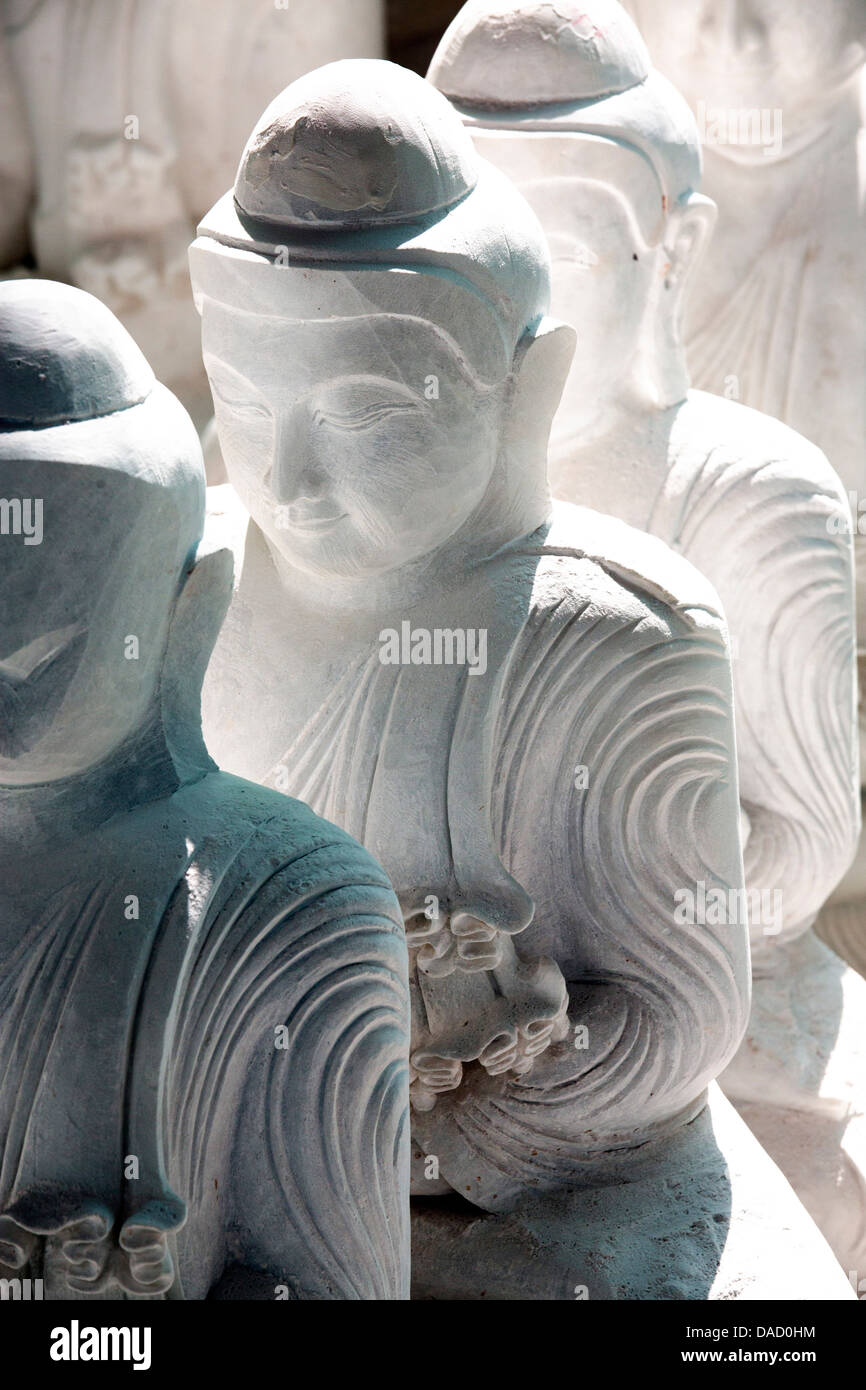Marmo immagini di Buddha in attesa di essere finiti in un intagliatore di pietre in Amarapura, vicino a Mandalay, Myanmar (Birmania), Sud-est asiatico Foto Stock