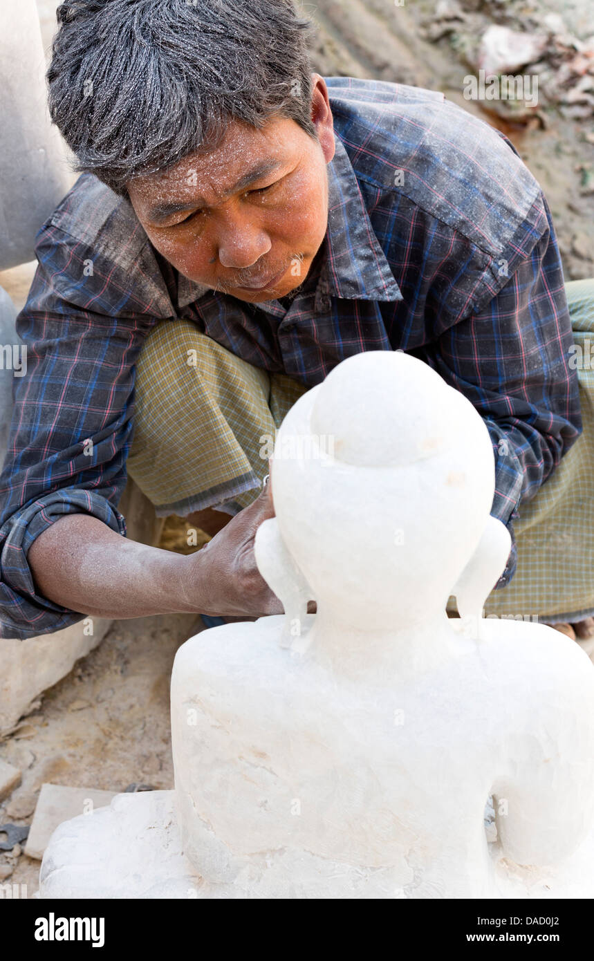 Uomo locale carving un Buddha in marmo, pietra carver il distretto, Amarapura, vicino a Mandalay, Myanmar Foto Stock