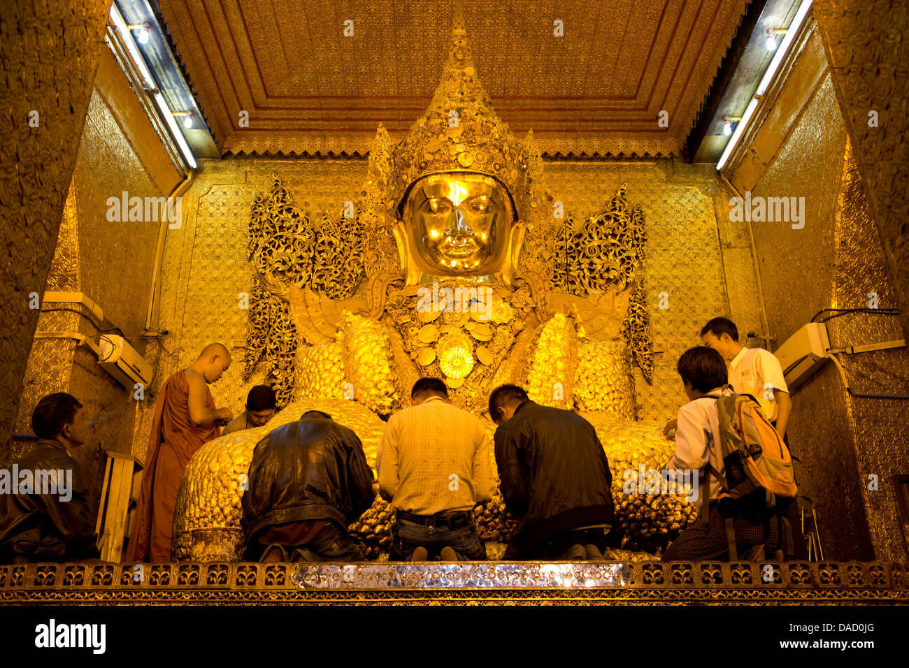 Il Myanmar è più famosa immagine del Buddha, 13ft alta e coperto di 6 pollici di puro foglia oro , Mahamuni Paya, Mandalay Myanmar Foto Stock