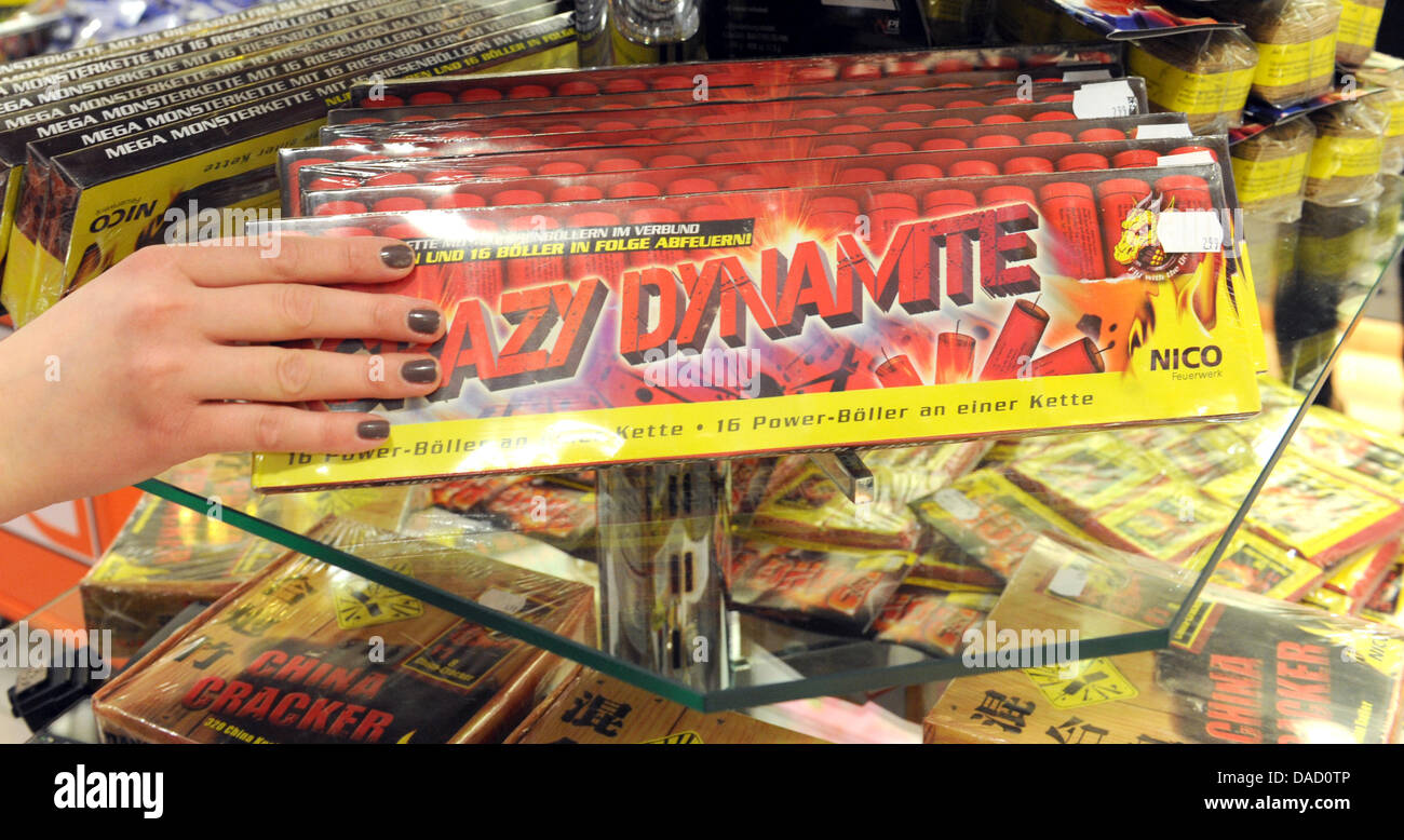 'Dynamite' petardi sono venduti presso una filiale del negozio di Mueller in Freiburg, Germania, 29 dicembre 2011. Le persone sono autorizzate ad acquistare i fuochi d'artificio in Baden-Wuertemberg a partire da oggi. Foto: Patrick Seeger Foto Stock