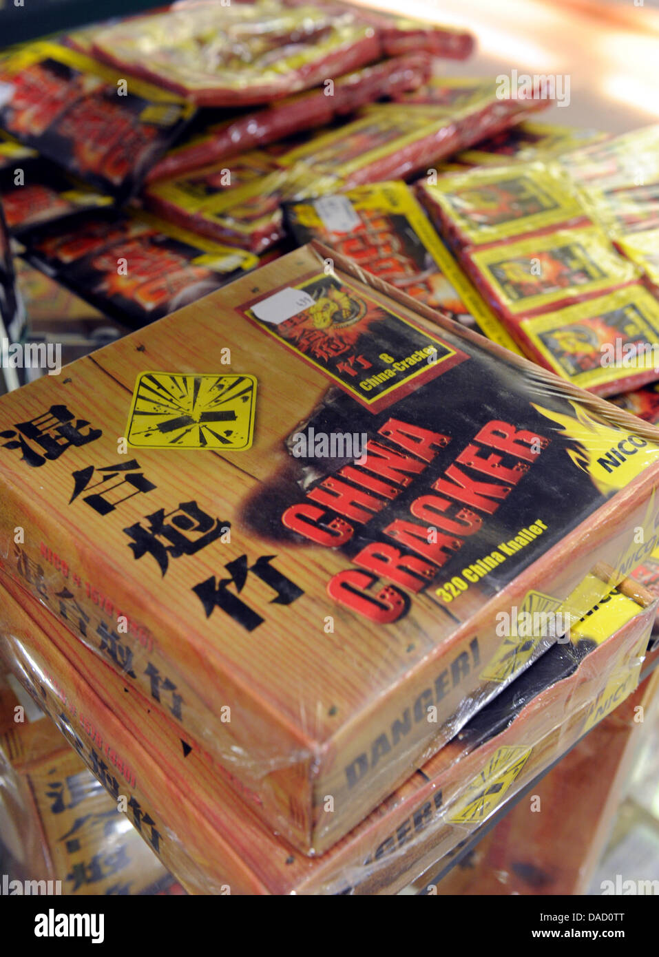 Petardi cinesi sono venduti presso una filiale del negozio di Mueller in Freiburg, Germania, 29 dicembre 2011. Le persone sono autorizzate ad acquistare i fuochi d'artificio in Baden-Wuertemberg a partire da oggi. Foto: Patrick Seeger Foto Stock