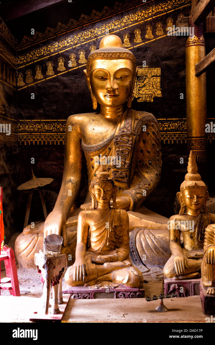 Antico di legno dorato Buddha all'interno di Wat, Kengtung (Kyaingtong), Stato Shan, Myanmar (Birmania), Asia Foto Stock