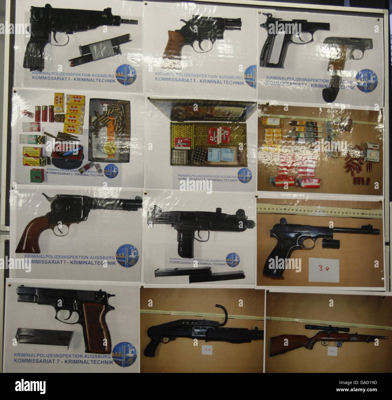 Eine Tafel mit Bilder von beschlagnahmten Waffen steht am Freitag (30.12.2011) während einer Pressekonferenz, die anläslich der Verhaftung zweier Tatverdächtiger im stattfand Polizistenmord, im Polizeipräsidium ad Augsburg (Schwaben). Die Polizei meldet am Donnerstag (29.12.2011) die Festnahme von zwei Tatverdächtigen in der Augsburger Innenstadt. Foto: Bernd Jaufmann dpa/lby Foto Stock