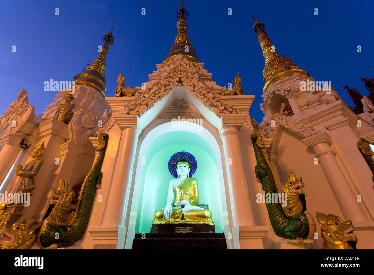 Tempio di Shwedagon Paya (Pagoda) illuminazione notturna, Yangon (Rangoon), Myanmar (Birmania), Asia Foto Stock
