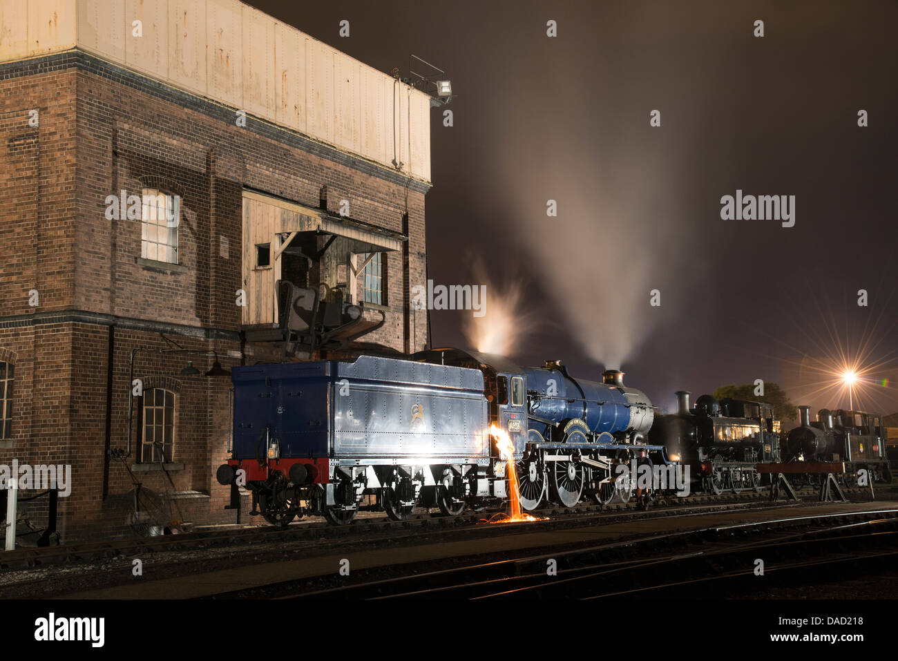 Storica locomotiva a vapore 6023 King Edward II fa una tarda sera sosta presso la stazione di rivestimento in Didcot Railway Centre. Foto Stock