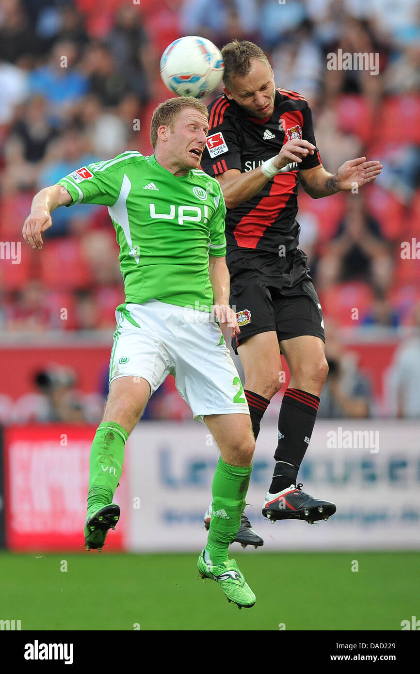 Leverkusen's Michal Kadlec (R) il sistema VIES per la palla con il Wolfsburg Patrick Ochs durante la Bundesliga tedesca partita di calcio tra Bayer 04 Leverkusen e VfL Wolfsburg a BayArena a Leverkusen, Germania, 01 ottobre 2011. Foto: Revierfoto Foto Stock