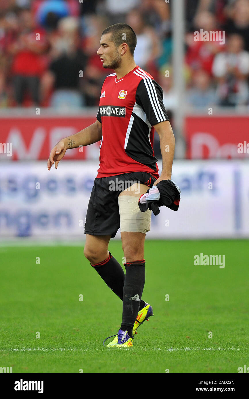 Leverkusen's Eren Derdiyok è raffigurato con una gamba bendato durante la  Bundesliga tedesca partita di calcio