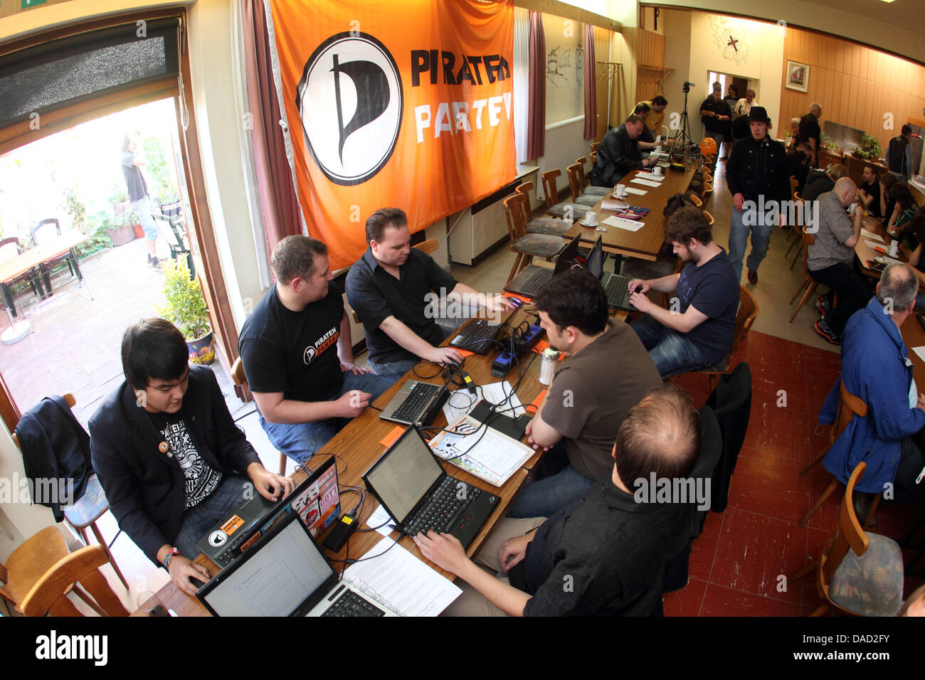 I delegati del partito del pirata sedersi davanti al computer al terzo stato parte incontro a Anderbach, Germania, 02 ottobre 2011. Il partito del pirata ha discusso i risultati di elezione di Berlino, così come le modifiche del loro programma di partito. Foto: Thomas Frey Foto Stock