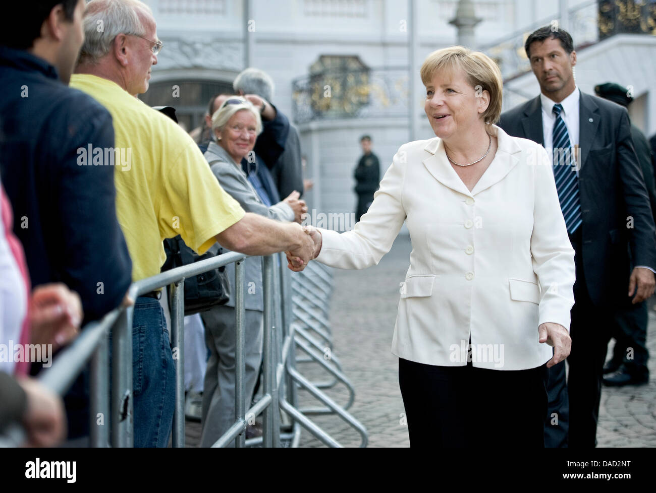 Il cancelliere tedesco Angela Merkel scuote le mani con i visitatori al Rathausmarkt a Bonn, Germania, 03 ottobre 2011. Le celebrazioni del xxi anniversario del giorno dell'unità tedesca ed il sessantacinquesimo anniversario della fondazione della Renania settentrionale-Vestfalia ha iniziato il 01 ottobre 2011. Foto: Victoria Bonn-Meuser Foto Stock