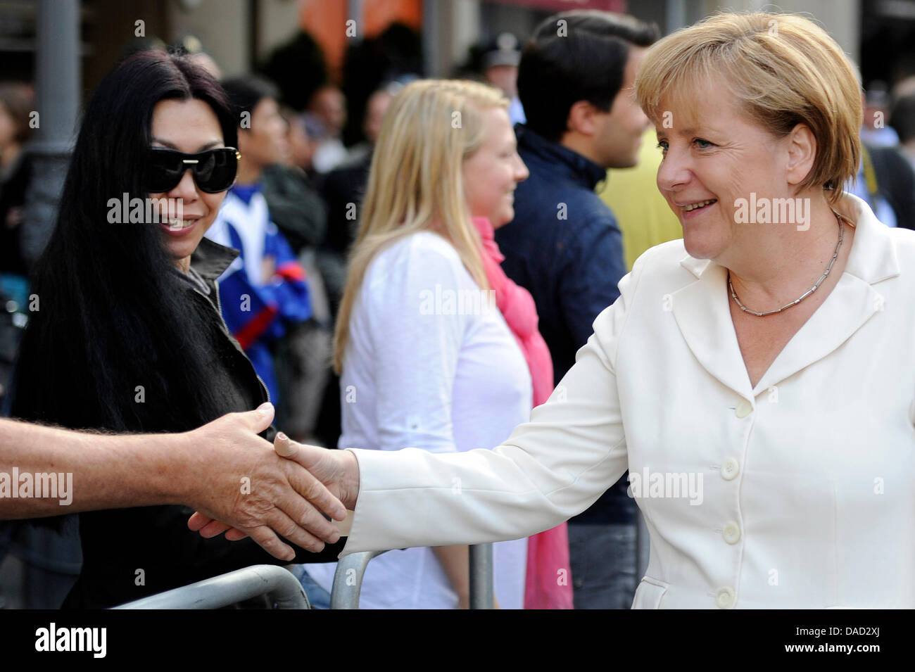 Il cancelliere Angela Merkel (R) che accoglie i visitatori sulla piazza del mercato di Bonn, Germania, 03 ottobre 2011. Le celebrazioni del xxi anniversario del giorno dell'unità tedesca ed il sessantacinquesimo anniversario della fondazione della Renania settentrionale-Vestfalia ha iniziato il 01 ottobre 2011. Foto: Marius Becker Foto Stock