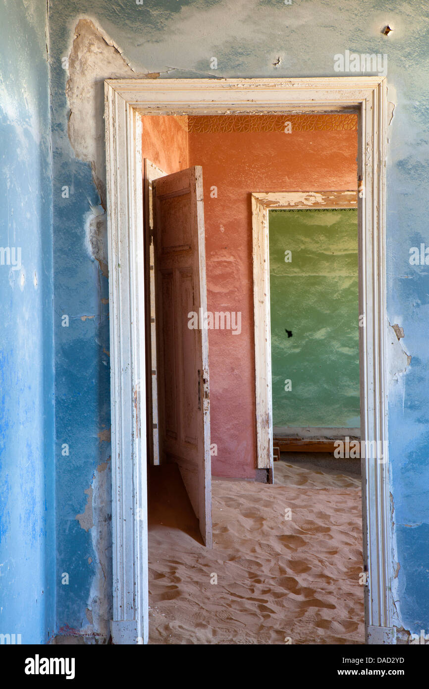 Interior consumata dalle sabbie del Namib in abbandonato città mineraria di Kolmanskop, Vietato Diamond Area, Luderitz, Namibia Foto Stock