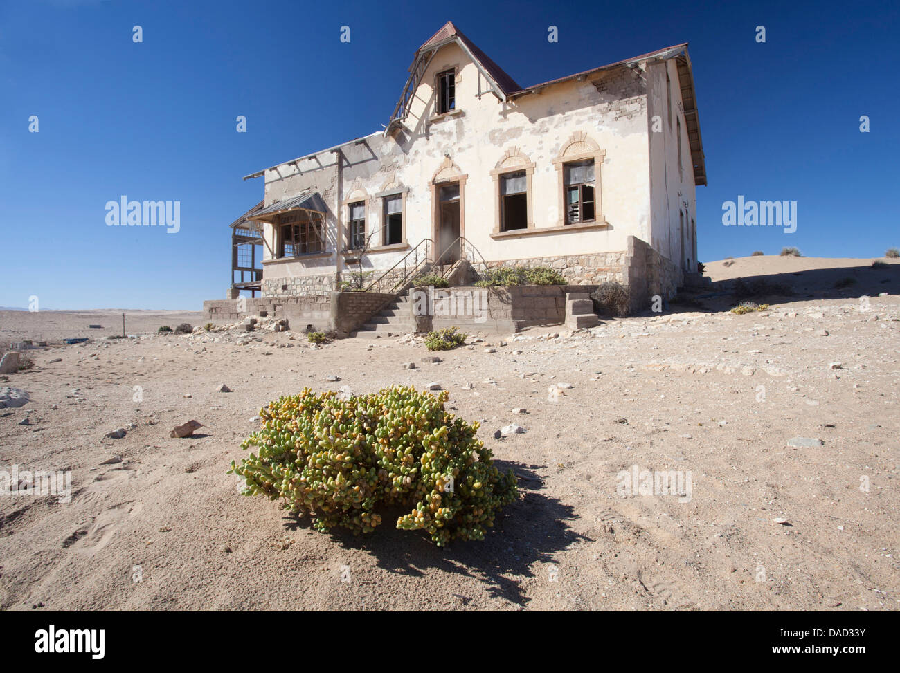 Casa recuperato dal deserto in abbandonato ex diamond città mineraria di Kolmanskop, Vietato Diamond Area, Luderitz, Namibia Foto Stock
