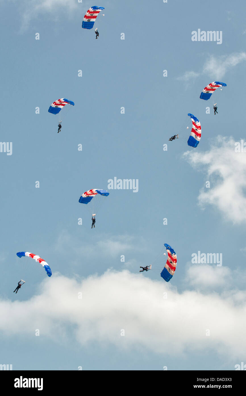 Skydivers dalla Royal Air Force Falcons team display riempiono il cielo con i loro paracadute colorato tettoie all RAF Waddington Foto Stock