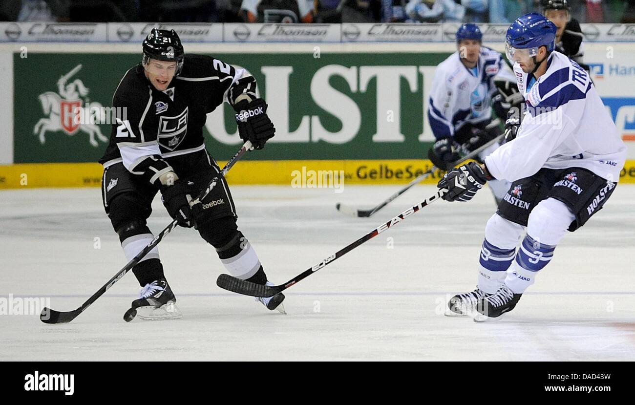 Amburgo Patrick traversa (R) il sistema VIES per il puck con Scott Parse di Los Angeles durante una ice hockey test match tra Amburgo congelatori e Los Angeles Kings al mondo 02 ad Amburgo, Germania, 04 ottobre 2011. Foto: Angelika Warmuth Foto Stock