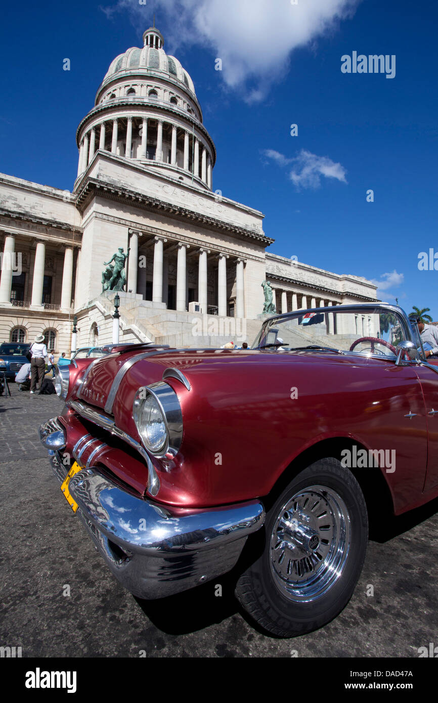Red vintage American automobile parcheggiata di fronte al Capitolio, Avana Centro Avana, Cuba, West Indies, America Centrale Foto Stock