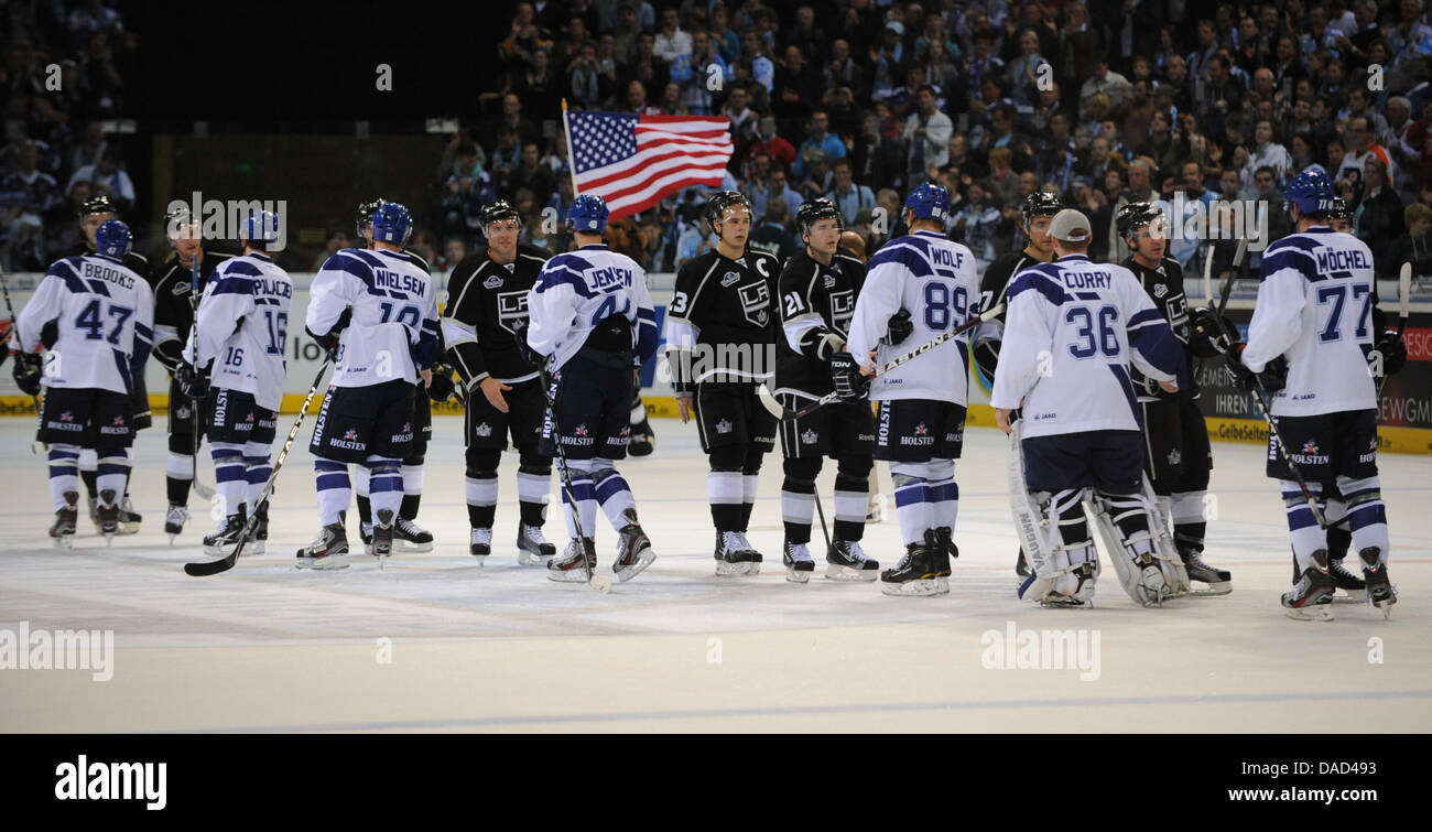 Di Amburgo e Los Angeles' giocatori grazie a vicenda per la partita amichevole dopo un hockey su ghiaccio test match tra Amburgo congelatori e Los Angeles Kings al mondo 02 ad Amburgo, Germania, 04 ottobre 2011. Foto: Angelika Warmuth Foto Stock