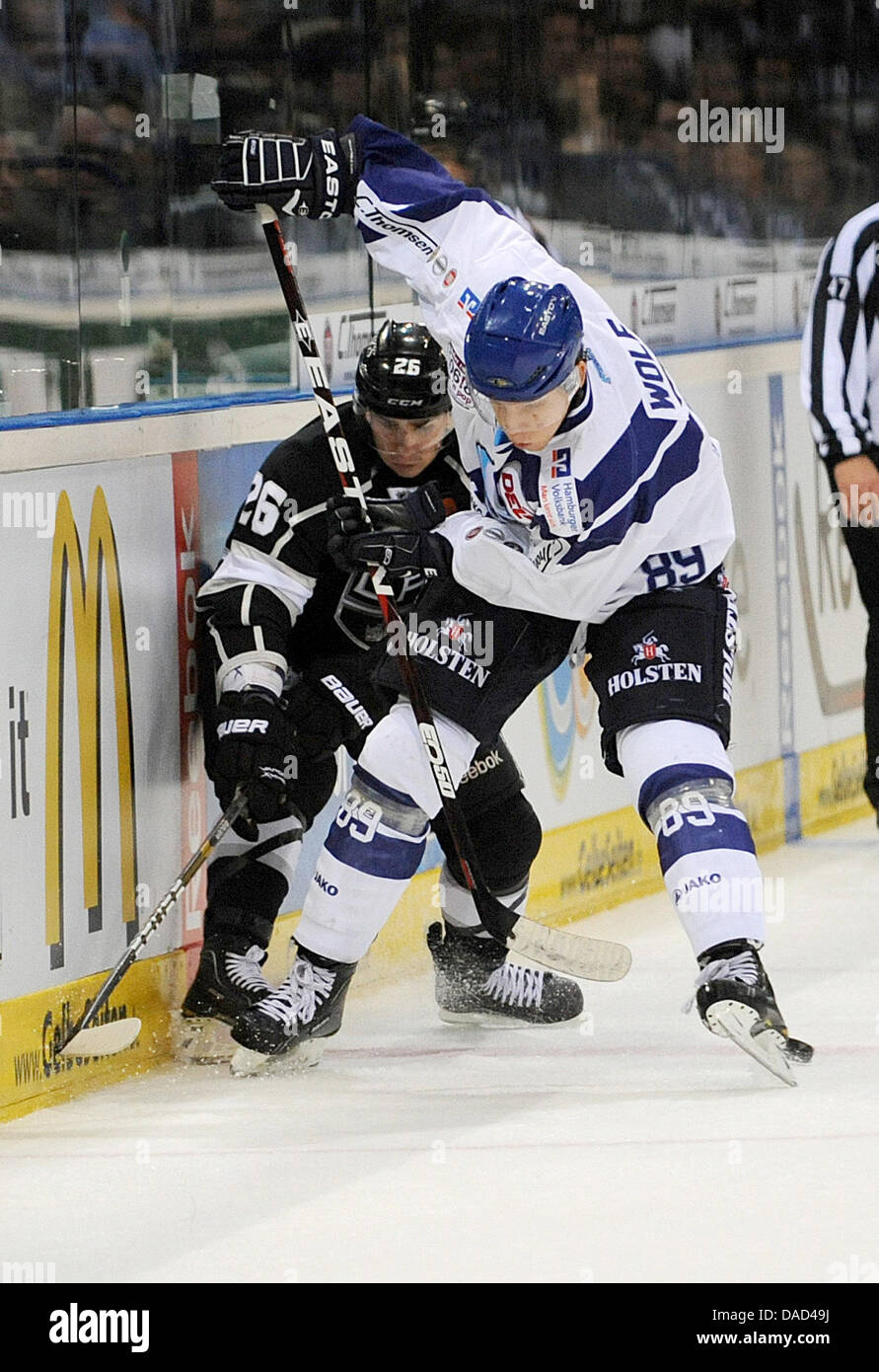 Amburgo è David Wolf (R) il sistema VIES per il puck con Voynov Slava di Los Angeles durante una ice hockey test match tra Amburgo congelatori e Los Angeles Kings al mondo 02 ad Amburgo, Germania, 04 ottobre 2011. Foto: Angelika Warmuth Foto Stock