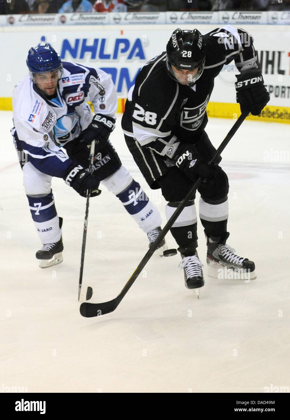 Amburgo è Charles Cook (L) il sistema VIES per il puck con Jarret Stoll di Los Angeles durante una ice hockey test match tra Amburgo congelatori e Los Angeles Kings al mondo 02 ad Amburgo, Germania, 04 ottobre 2011. Foto: Angelika Warmuth Foto Stock