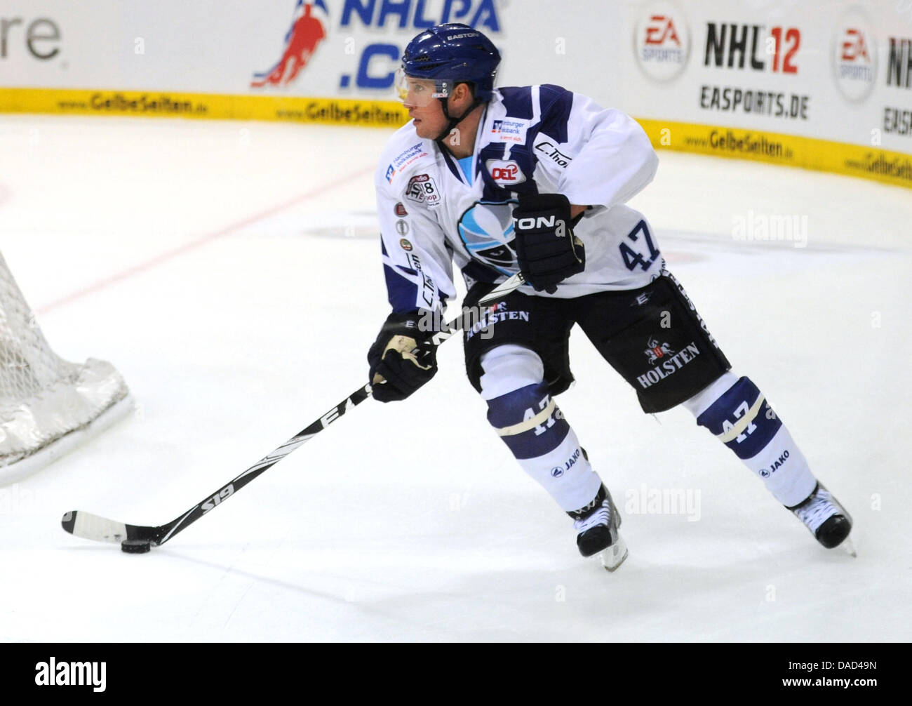 Amburgo, Brendan Brooks è raffigurato durante una ice hockey test match tra Amburgo congelatori e Los Angeles Kings al mondo 02 ad Amburgo, Germania, 04 ottobre 2011. Foto: Angelika Warmuth Foto Stock