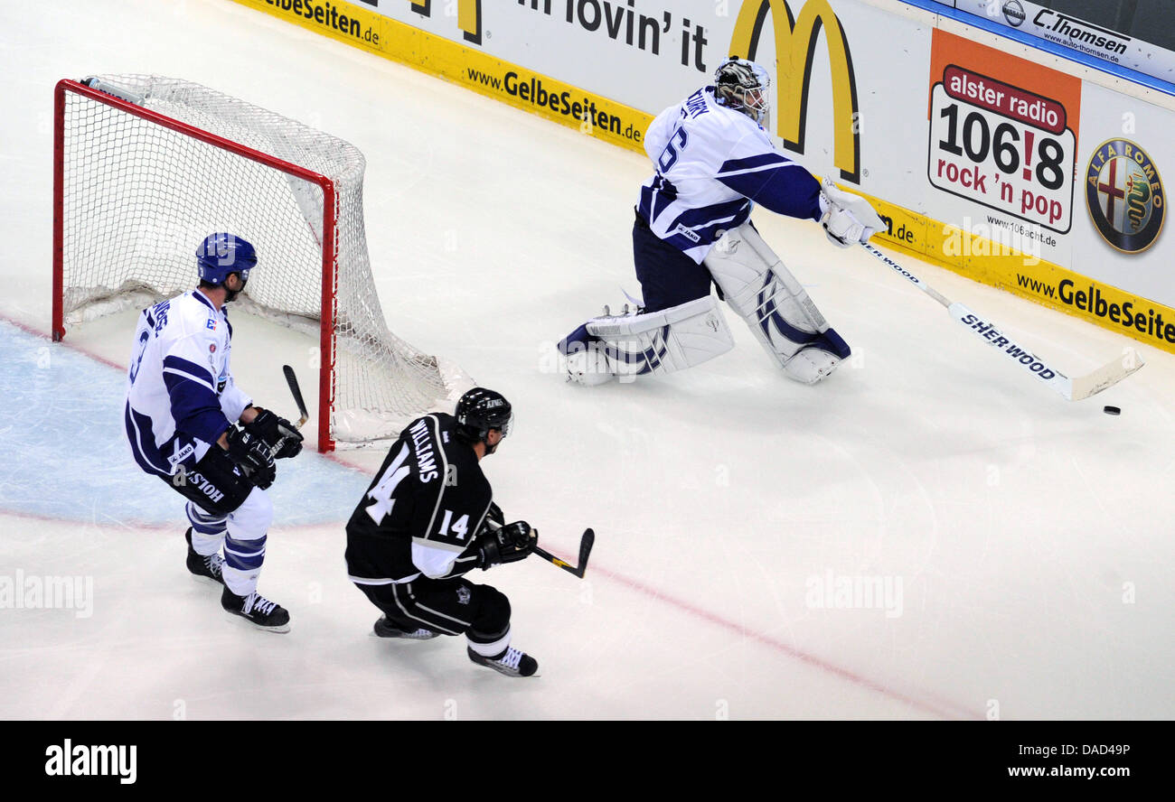 Amburgo Patrick traversa (L) e il portiere John Curry (R) si contendono il puck con Justin Williams di Los Angeles durante una ice hockey test match tra Amburgo congelatori e Los Angeles Kings al mondo 02 ad Amburgo, Germania, 04 ottobre 2011. Foto: Angelika Warmuth Foto Stock