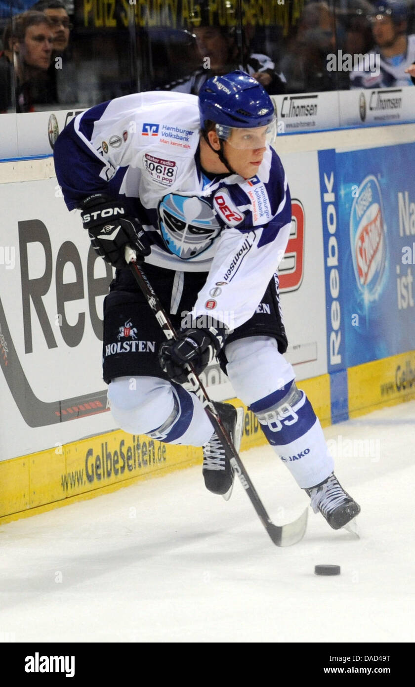 Amburgo è David Wolf è raffigurato durante una ice hockey test match tra Amburgo congelatori e Los Angeles Kings al mondo 02 ad Amburgo, Germania, 04 ottobre 2011. Foto: Angelika Warmuth Foto Stock