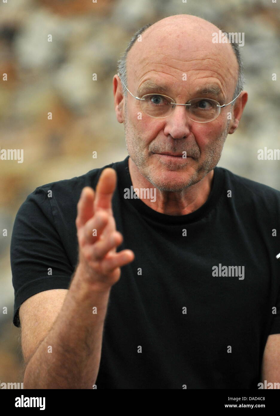 L'artista Anselm Kiefer punti verso il fotografo la telecamera durante una visita alla stampa della sua mostra a Baden-Baden, Germania, 05 ottobre 2011. La grande mostra è intitolata "Anselm Kiefer. Le opere selezionate dalla collezione Grothe'. Grandi opere dell'artista tedesco che vive in Francia sarà in mostra dal 07 ottobre 2011 al 15 gennaio 2012. Foto: ROLF HAID Foto Stock