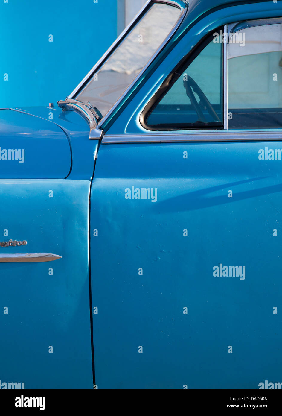 Dettaglio del blu vintage americano auto contro blu dipinti a muro, Cienfuegos, Cuba, West Indies, America Centrale Foto Stock