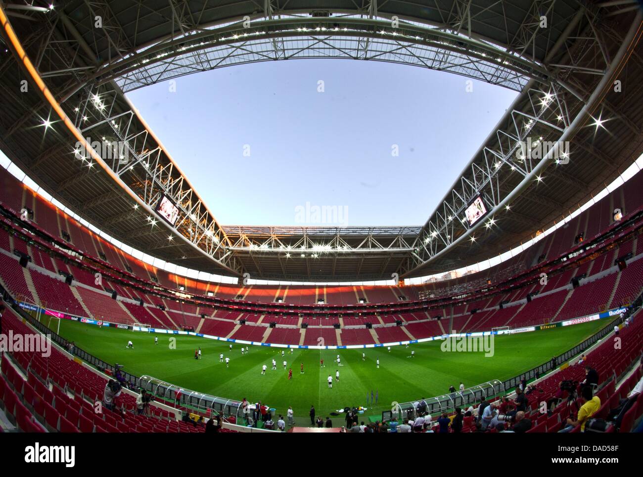 La Germania allenatori e giocatori pratica durante la pratica finale del team nazionale tedesco a Galatasary Stadium di Istanbul, Turchia, 06 ottobre 2011. La Germania dovrà svolgere la Turchia per una qualificazione Euro gioco su Venerdì 07 ottobre 2011. Foto: Jens WOLF Foto Stock