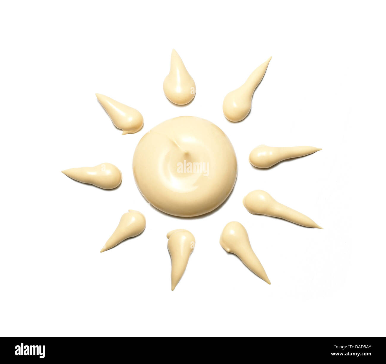 Crema solare a forma di sole tagliati su sfondo bianco Foto Stock