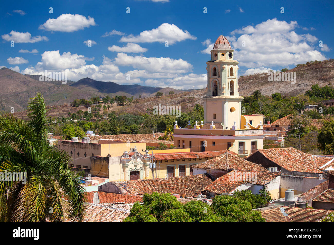 Vista sui tetti della città verso il Convento de San Francisco de Asis, Trinidad, sito UNESCO, Cuba, West Indies Foto Stock