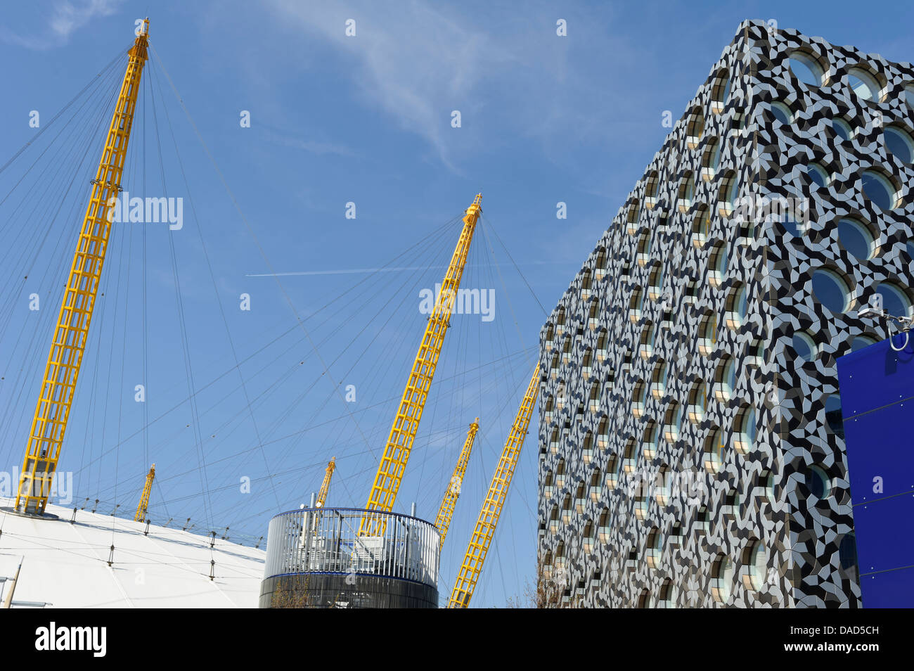 Mosaico facciata edificio dalla O2 Arena, Greenwich, Londra, Inghilterra, Regno Unito. Foto Stock
